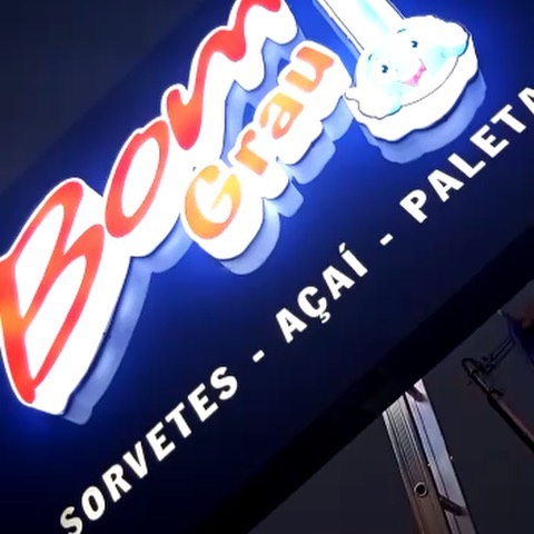 Letreiro em acrílico com iluminação LED.